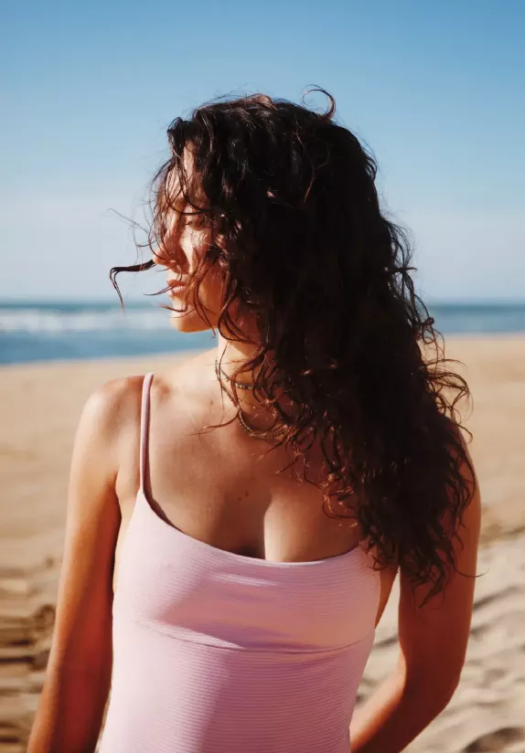 FILLES CHEVEUX TEXTURES DANS LE SABLE